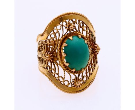 Yellow gold ring, &gt;585/000, with jade. Ring made of filigree with buttons and set in the middle with an oval cabouchon jad