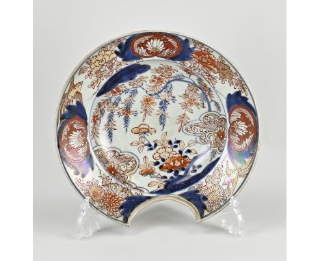 19th century Japanese Imari porcelain shaving basin with garden/gold decor. Dimensions: Ø 27 cm. In good condition.