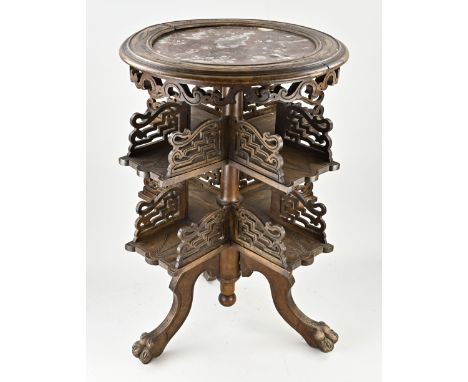 Antique Chinese or Japanese swivel table with etageres and claw feet. First half 20th century. Dimensions: 77 x 50 cm. In goo