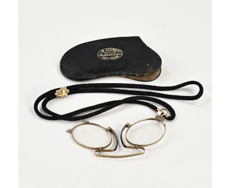 Glasses with gold, 333/000. lorgnette on a cord, in pouch. 9.5x4cm. Total about 15.9 grams. In good condition
