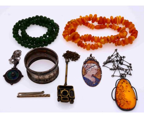 Lot diverse with a silver napkin band, a necklace of amber, silver necklace with amber pendant, silver tie slider and chain, 