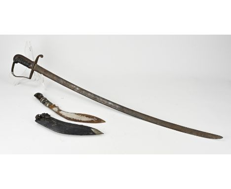 Antique saber + Indonesian dagger. First half 19th century. Dimensions: L 36 - 90 cm. In good condition.