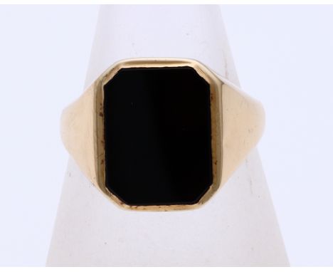 Yellow gold signet ring, 585/000, with onyx. Ring with an octagonal onyx. Width head 16 mm. about 3.7 grams. ø 60. In good co