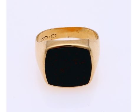 Men's yellow gold ring, 585/000, with heliotrope. Ring with a large square head set with a heliotrope stone. Width 17mm. ø 60