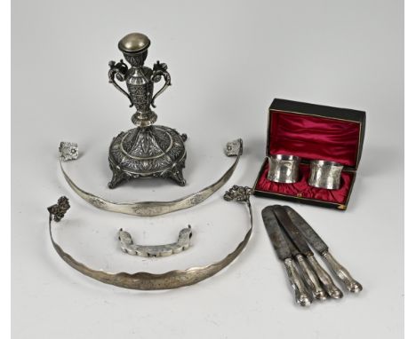 Lot silver with a cassette with 2 silver napkin bands, 2 brackets, a holder for a tazza, broken, a bag bracket and 4 knives w