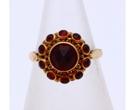 Yellow gold ring, 585/000, with garnet. Ring with a round rosette set with garnet stones. ø head 13 mm. ø 52. about 3.3 grams