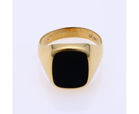 Heavy yellow gold men's ring, 585/000, with onyx. Ring with a rectangular head set with a rectangular onyx stone. Width head 