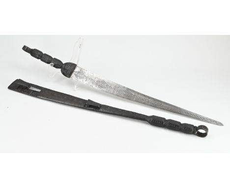 Large African sword with leather handle + scabbard. Floral edited. 20th century. Dimensions: L 100 cm. In good condition.