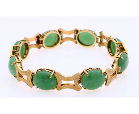 Yellow gold bracelet, 585/000, with jade. Link bracelet with matted tight links and in between 8 oval cabouchon cut jade ston