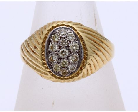 Yellow gold ring, 585/000, with diamonds. Tooled ring with an oval head, pavé set with 13 brilliant cut diamonds, approx. 0.3