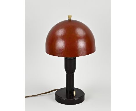 Antique desk lamp made entirely of bakelite. Art Deco. Black/brown in color. Circa 1920. Size: H 33 cm. In good condition.