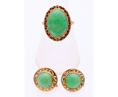 Yellow gold ring and earrings, 585/000, with jade. A ring with an oval openwork edge set with an oval cabouchon cut jade ston