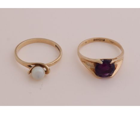 Two rings, 375/000, with pearl and amethyst. Ring with a fine band and set at the head with a partially worn pearl, and a rin