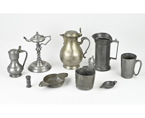 Lot of antique pewter. 19th Century or older. Among other things; Sizes, oil lamp, valve jug, brandy bowl et cetera. Dimensio