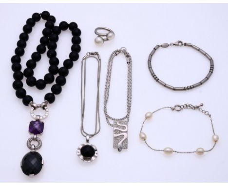 Lot of jewelry with a Giorgio Martello necklace with silver, a ring with pearls, Swarovski necklace with pendant, Fossil brac