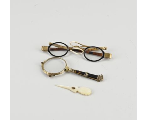 Lot with various glasses, a gold-plated lorgnette decorated with a decorated rim and gold-coloured elements. And glasses with