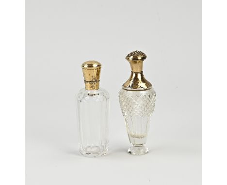 Two crystal odeur flasks with gold caps, 585/000, A cylindrical cut flask with a gold collar and rounded cap, decorated with 