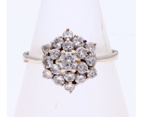 White gold rosette ring, 750/000, with diamond. Ring with a double rosette in hexagon, set with 19 brilliant cut diamonds. To