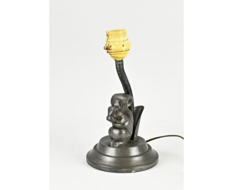 Dutch art deco pewter table lamp with squirrel. Circa 1920. Gero. Dimensions: H 28 cm. In good condition.