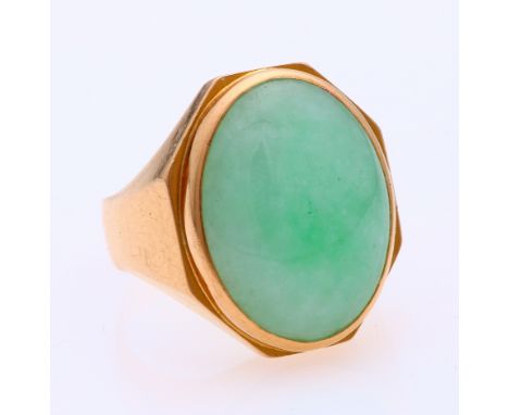 Yellow gold ring, 750/000, with jade. Large, large ring with an octagonal head and an oval cabouchon cut jade. Head size 20x1