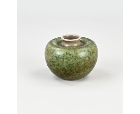 Small Chinese porcelain ball vase/inkwell with green/brown glaze. With six characters bottom mark. Dimensions: H 6 x Ø 7.5cm.