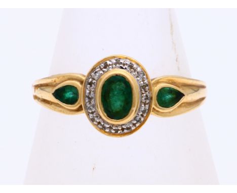 Yellow gold ring, 750/000, with emerald and diamond. Ring with an oval setting case set with an oval faceted emerald and arou