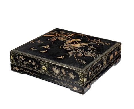 A LARGE GILT-LACQUERED GARMENT BOX AND COVERMid Qing DynastyThe surface of the cover finely decorated with a scene of two bir