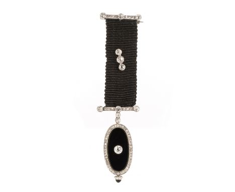 Art déco Chatelaine-UhrUm 1925, Handaufzug, Gehäuse Platin, verso Onyxplättchen, Krone mit Onyxcabochon, insgesamt 68 Diamant