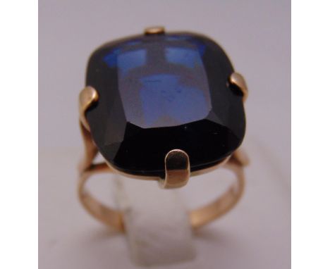 9ct gold and blue stone ring, approx total weight 6.6g