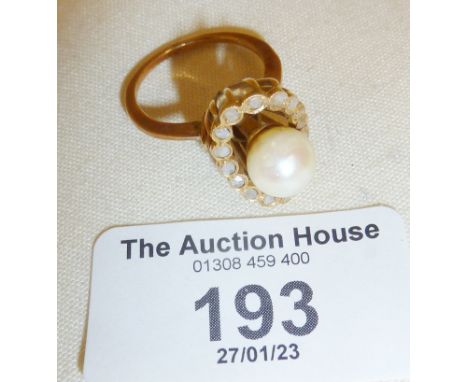 Edwardian 9ct gold ring set with a large freshwater pearl, approx. UK size O, approx. weight 5.5g