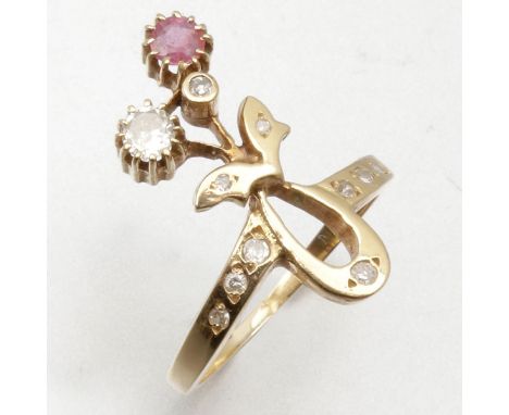   Ring mit Diamant und Rubin als Blumenstrauß  585/- Gelbgold, ungestempelt, geprüft. Gewicht: 3,5g. 1 Diamanten ca. 0,16ct. 