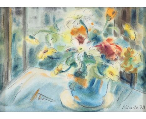   Ruth Klatte  1925 Dresden - lebt in Wieck - Blumenstillleben - Aquarell und Kohle/Papier. 33,5 x 47,5 cm. Sign. und dat. r.