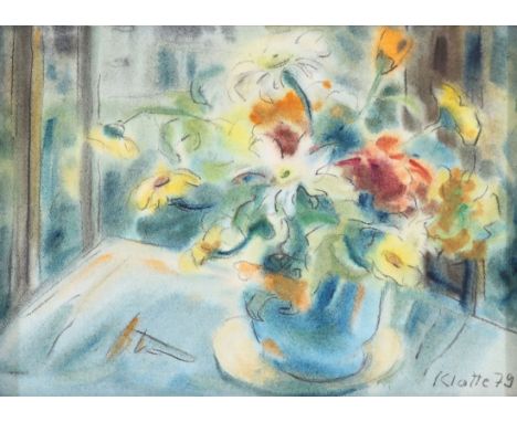   Ruth Klatte  1925 Dresden - lebt in Wieck - Blumenstillleben - Aquarell und Kohle/Papier. 33,5 x 47,5 cm. Sign. und dat. r.