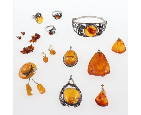   13 tlg. Bernstein-Konvolut  Anhänger (5), Brosche (1), Paar Ohrringe (3), Ring (3), Armreif (1) Silber und Silber, vergolde