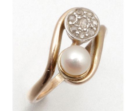   Kleiner Ring mit Perle und Diamanten  333/- Rosegold, ungestempelt, geprüft. Gewicht: 2,2g. 1 Perle (D. 0,46cm). Div. Diama