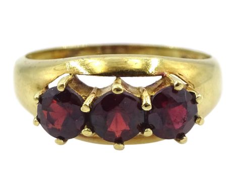 14ct gold three stone garnet ringCondition Report:Aprpox 3.15gm, tested as 14ct, size M-N