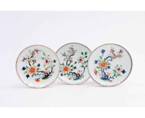 Three Chinese famille rose plates with floral design, QianlongDia.: 22,5 cm