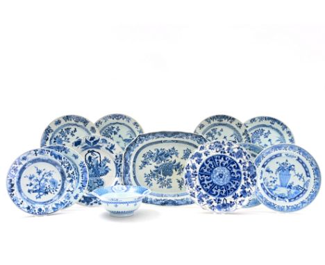 A varied collection of Chinese blue and white porcelain with floral design, Kangxi/QianlongL 34,5 - D 27,5 cm (the dish) Dia.