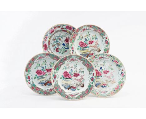 Five Chinese famille rose plates with floral design, Yongzheng/QianlongDia.: 22,8 cm