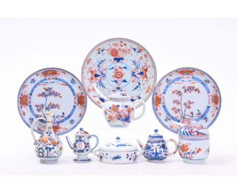 A varied collection of Chinese Imari style porcelain, Kangxi/QianlongDia.: 27,5 - 24 - 24 cm (the plates) H 17 cm (the Japane