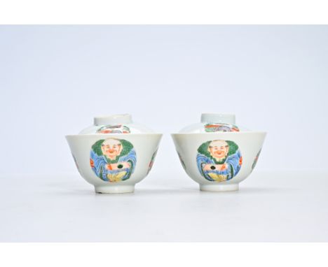 A pair of Chinese wucai 'lingzhi' bowls and covers, Qianlong mark, Republic, 20th C.H 7,5 cm - Dia.: 9,5 cm