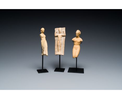 Two Greek terracotta sculptures of females and one of a male, 7th/4th C. b.C.H.: 22,5 cm (the male figure incl. stand) - H.: 