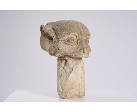 An exceptional French sandstone architectural fragment in the shape of the head of a mythical feline animal, 12th/13th C.H 47