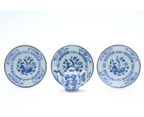 Three Chinese blue and white plates and a teapot, 18th/19th C.H 13 - L 17,5 cm (the teapot) Dia.: 23 cm (the plates)