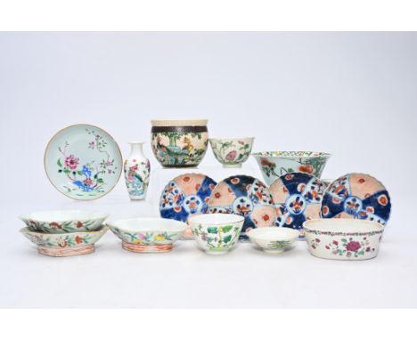 A varied collection of Chinese famille rose, verte and Imari style porcelain, Kangxi and laterDia.: 16 - 13,5 cm (the largest