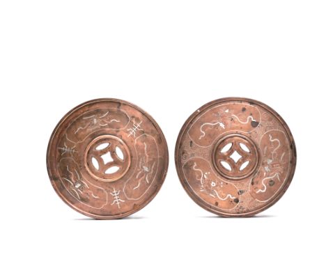 A pair of Chinese copper- and silver-inlaid bronze bases for the Vietnamese market, 19th/20th C.H 6 cm - Dia.: 23 cm