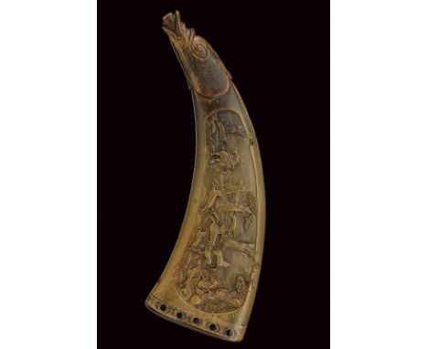 A beautiful powder-flask dating: 18th Century provenance: Germany Of pressed cow horn, featuring beautiful bas-relieved chise