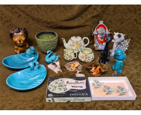 Mixed 1960's pottery to include Wade flying birds, squirrel and cat ashtrays, Sylvac planter, laver bottle, soapstone birds, 