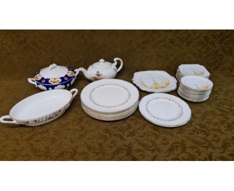 Mixed decorative china and crockery to include 8 Royal Worcester Gold Chantilly dinner plates, Mintons Ancestral vegetable bo