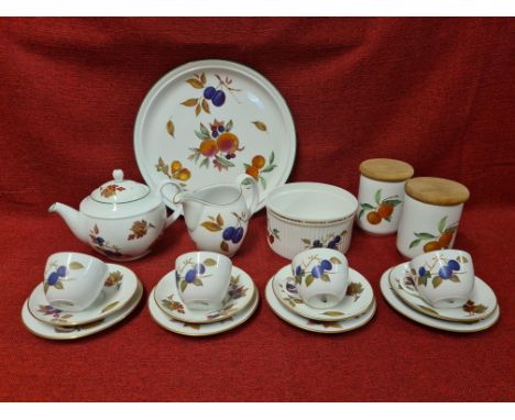 Royal Worcester Evesham and Evesham Vale tablewares.